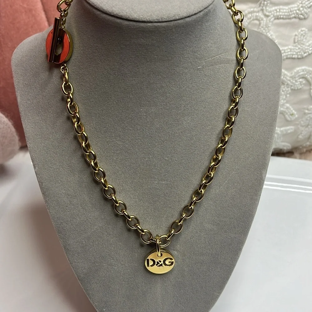 D&G VINTAGE GOLD TOGGLE NECKLACE
